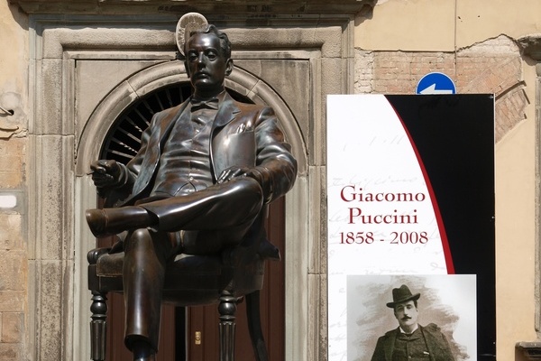Bronzestatue von Giacomo Puccini in Lucca